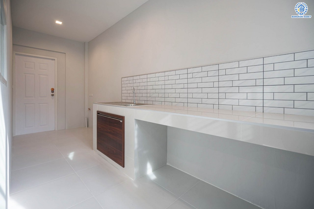 บ้านมือสองตกแต่งใหม่ โครงการ ลัดดารมย์ เพชรเกษม69 ตกแต่งหรูหราดีไซน์สุด Classic วิวสวนสาธารณะ ใกล้ส่วนกลาง บนเนื้อที่ 173.5 ตร.ว. ฟังก์ชันจัดเต็ม 4 ห้องนอน 4 ห้องน้ำ 1 ห้องอเนกประสงค์ 1 ห้องแม่บ้าน จอดรถได้ถึง 2 คัน บนทำเลศักยภาพ เชื่อมต่อหลายเส้นทาง ใกล้เดอะมอลล์บางแค จุดขึ้นทางด่วน "กาญจนาภิเษก" และรถไฟฟ้าสายสีน้ำเงิน "สถานีหลักสอง"